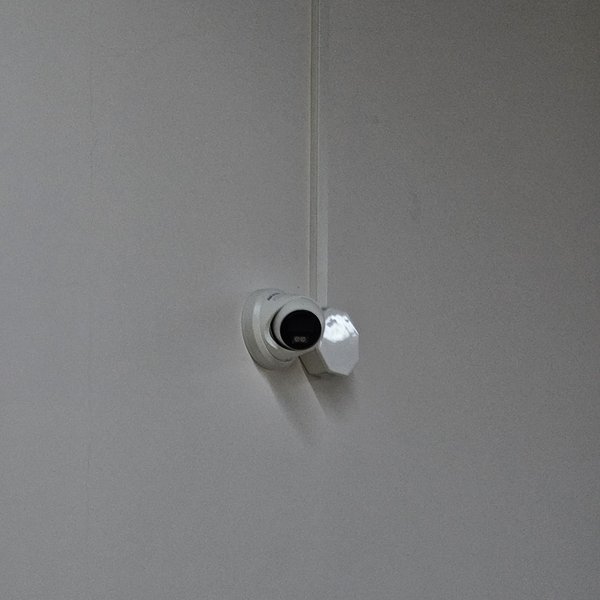 Купольная IP-камера на потолке торгового зала