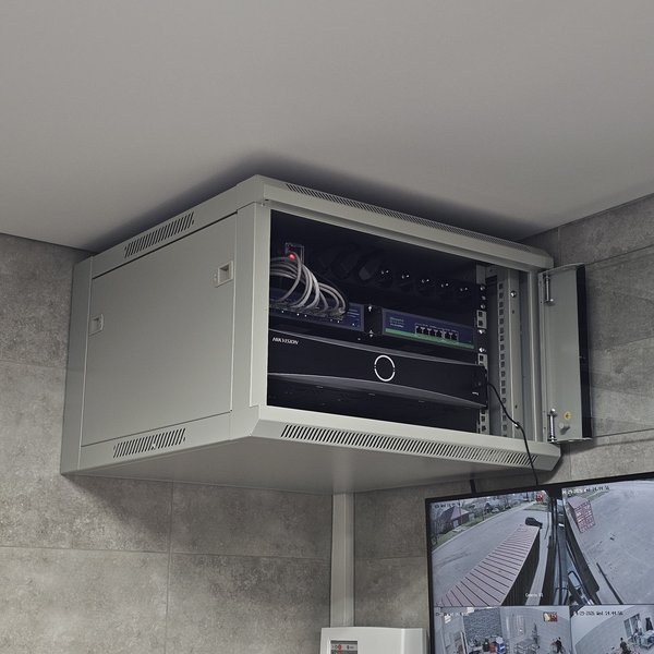 Серверный шкаф с регистратором Hikvision и PoE-коммутаторами