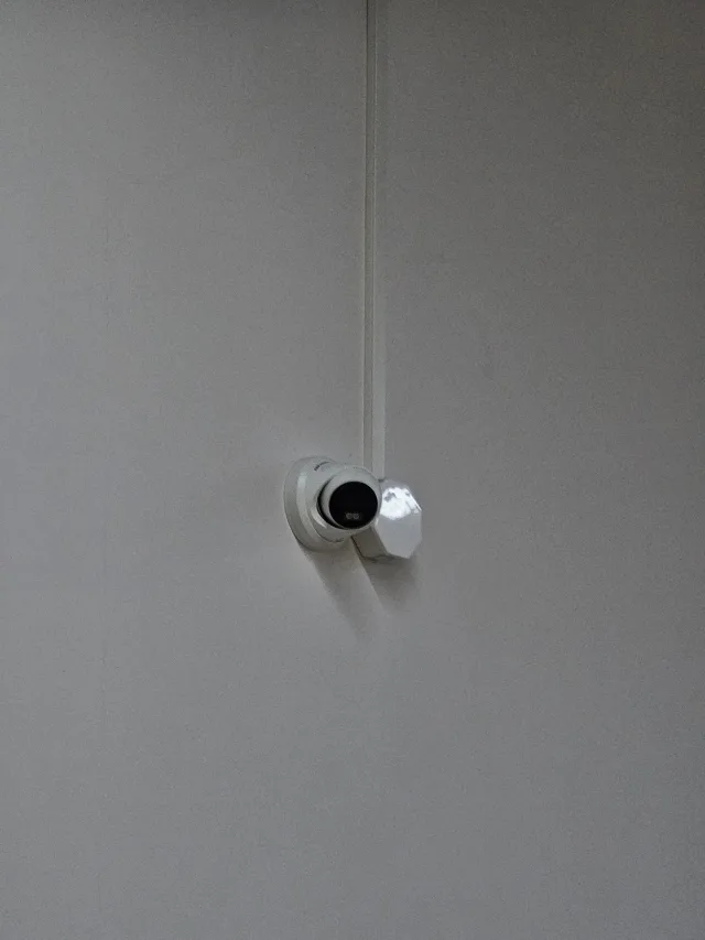 Купольная IP-камера на потолке зала