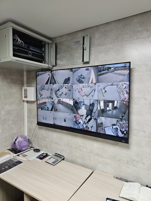 Стена мониторинга 55″ с мультикамерным выводом